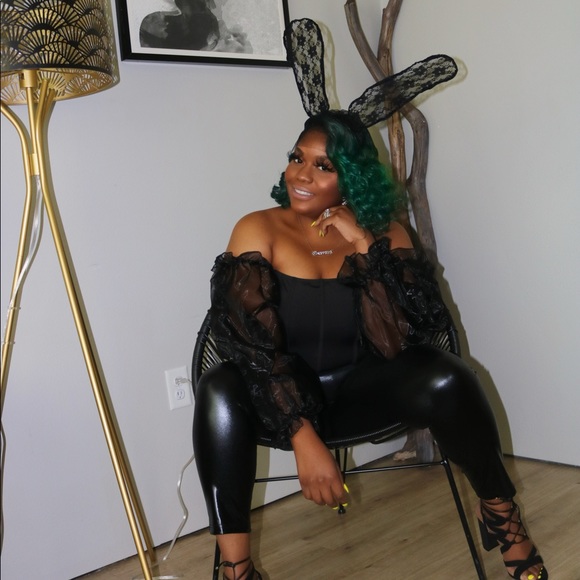 Meet your Posher, Amanda - Picture 2 of 3